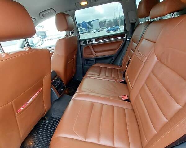 Серый Фольксваген Туарег, объемом двигателя 2.97 л и пробегом 245 тыс. км за 12000 $, фото 14 на Automoto.ua