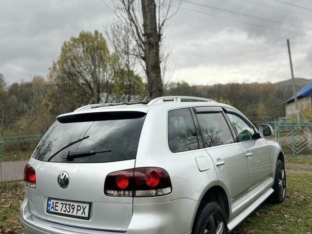 Серый Фольксваген Туарег, объемом двигателя 3 л и пробегом 335 тыс. км за 8500 $, фото 5 на Automoto.ua