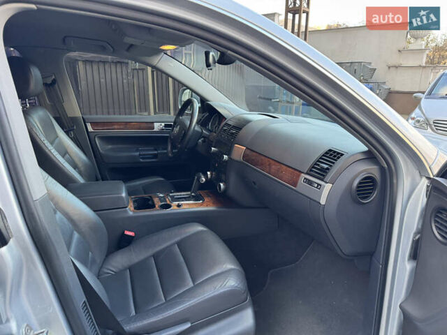 Сірий Фольксваген Туарег, об'ємом двигуна 3 л та пробігом 245 тис. км за 10900 $, фото 18 на Automoto.ua