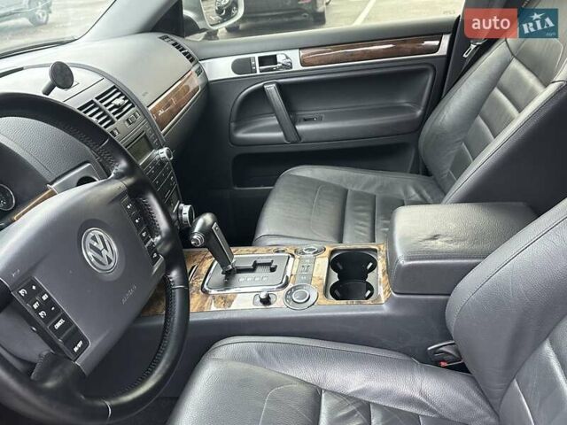 Серый Фольксваген Туарег, объемом двигателя 3.6 л и пробегом 295 тыс. км за 8800 $, фото 2 на Automoto.ua