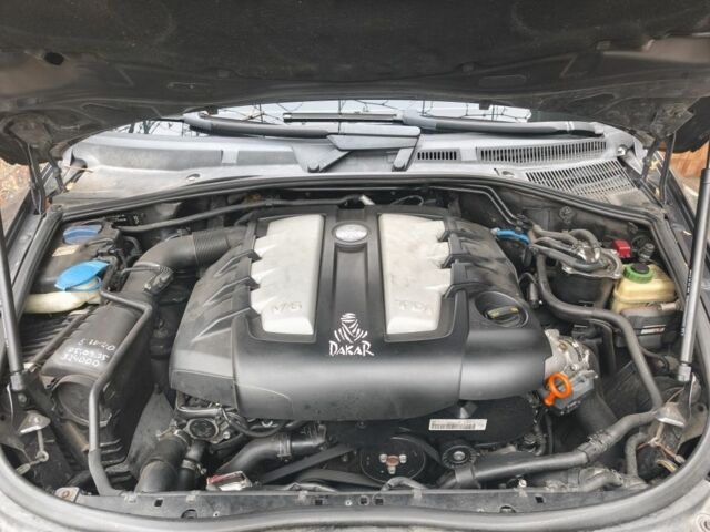 Сірий Фольксваген Туарег, об'ємом двигуна 3 л та пробігом 320 тис. км за 8000 $, фото 7 на Automoto.ua