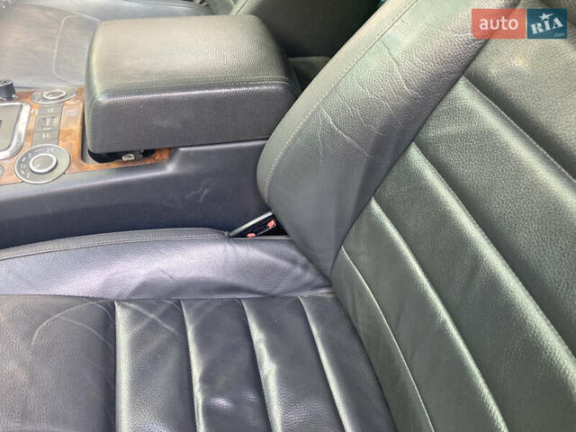 Сірий Фольксваген Туарег, об'ємом двигуна 2.97 л та пробігом 293 тис. км за 11300 $, фото 2 на Automoto.ua