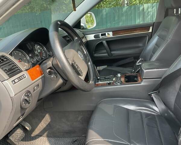 Серый Фольксваген Туарег, объемом двигателя 3 л и пробегом 259 тыс. км за 11500 $, фото 9 на Automoto.ua