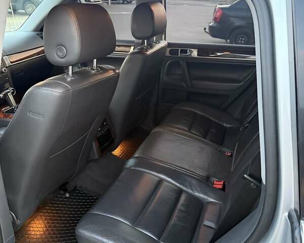 Серый Фольксваген Туарег, объемом двигателя 2.5 л и пробегом 270 тыс. км за 9900 $, фото 13 на Automoto.ua