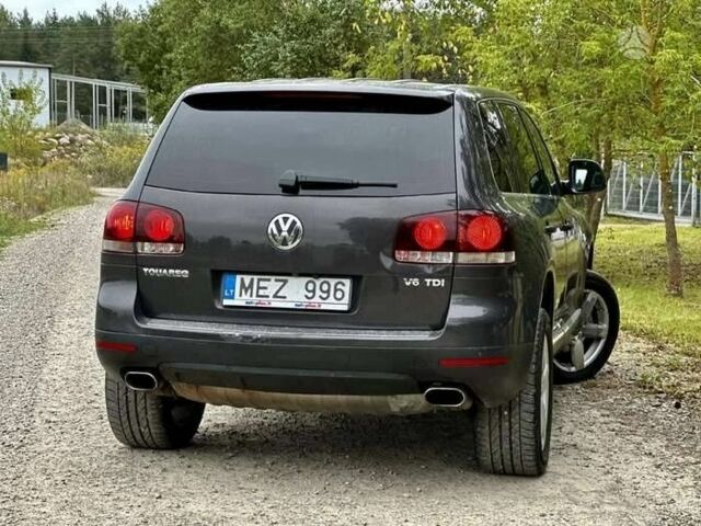 Серый Фольксваген Туарег, объемом двигателя 3 л и пробегом 391 тыс. км за 8115 $, фото 7 на Automoto.ua