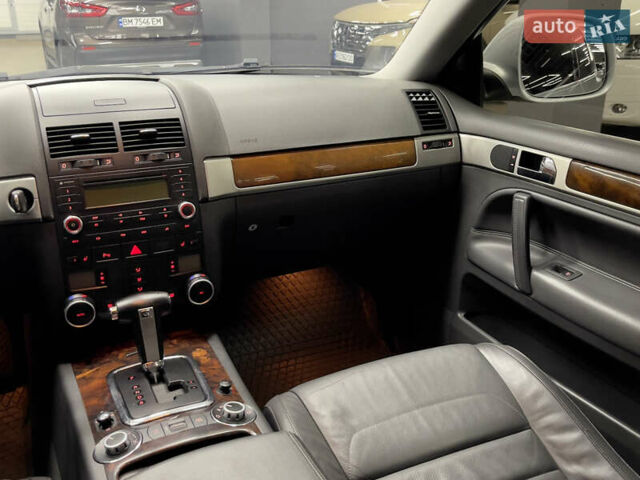 Сірий Фольксваген Туарег, об'ємом двигуна 3 л та пробігом 261 тис. км за 11500 $, фото 21 на Automoto.ua