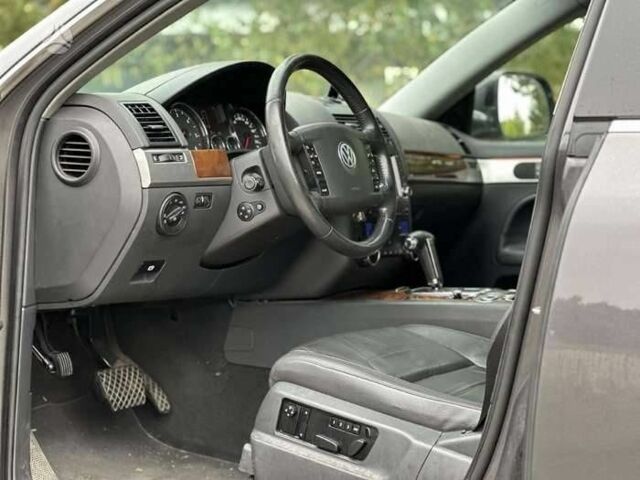 Серый Фольксваген Туарег, объемом двигателя 3 л и пробегом 391 тыс. км за 8115 $, фото 23 на Automoto.ua