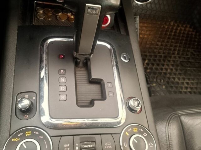 Серый Фольксваген Туарег, объемом двигателя 3 л и пробегом 224 тыс. км за 2800 $, фото 3 на Automoto.ua