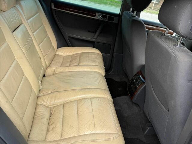 Серый Фольксваген Туарег, объемом двигателя 3 л и пробегом 289 тыс. км за 4000 $, фото 7 на Automoto.ua