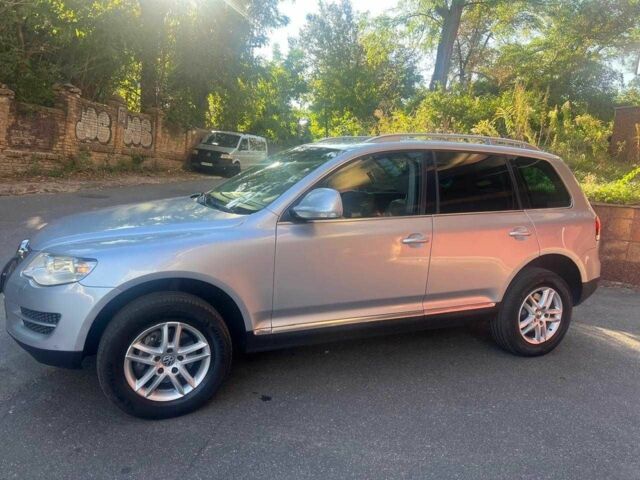 Серый Фольксваген Туарег, объемом двигателя 3 л и пробегом 355 тыс. км за 7808 $, фото 1 на Automoto.ua