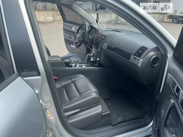 Серый Фольксваген Туарег, объемом двигателя 3 л и пробегом 230 тыс. км за 13500 $, фото 11 на Automoto.ua