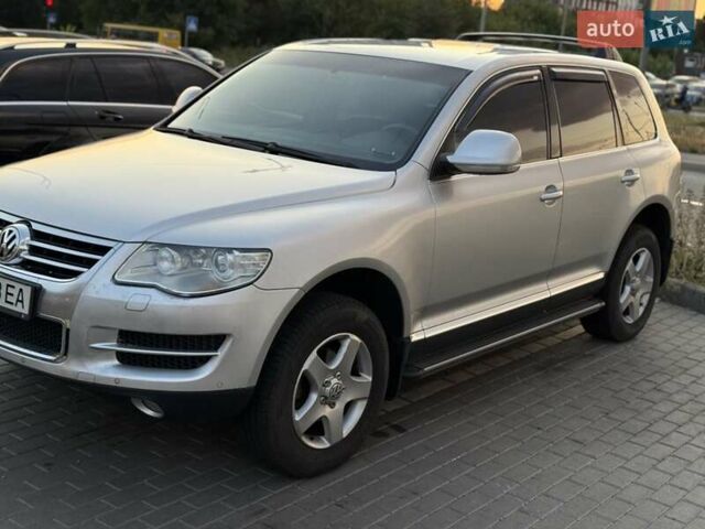 Серый Фольксваген Туарег, объемом двигателя 2.5 л и пробегом 270 тыс. км за 9900 $, фото 4 на Automoto.ua