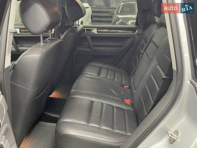 Сірий Фольксваген Туарег, об'ємом двигуна 3 л та пробігом 261 тис. км за 11500 $, фото 10 на Automoto.ua