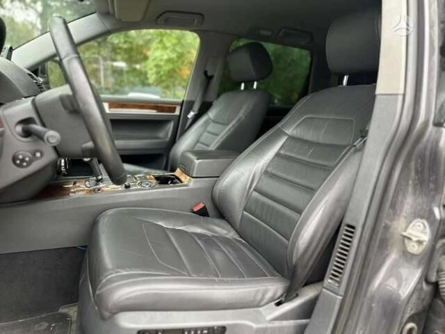 Серый Фольксваген Туарег, объемом двигателя 3 л и пробегом 391 тыс. км за 8115 $, фото 21 на Automoto.ua