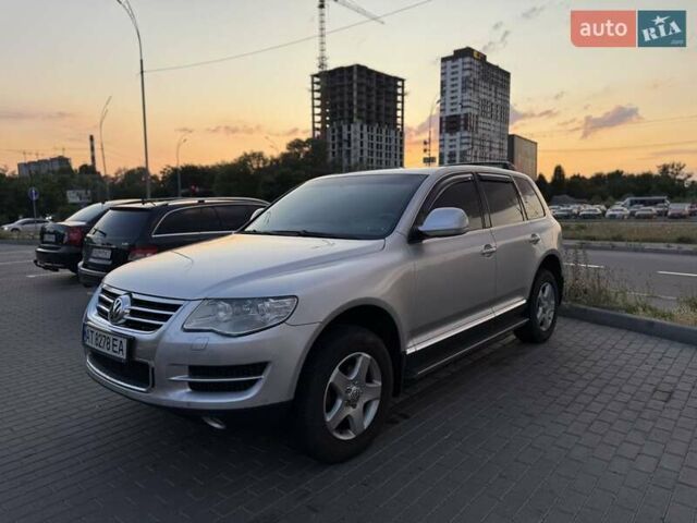 Серый Фольксваген Туарег, объемом двигателя 2.5 л и пробегом 270 тыс. км за 9900 $, фото 1 на Automoto.ua