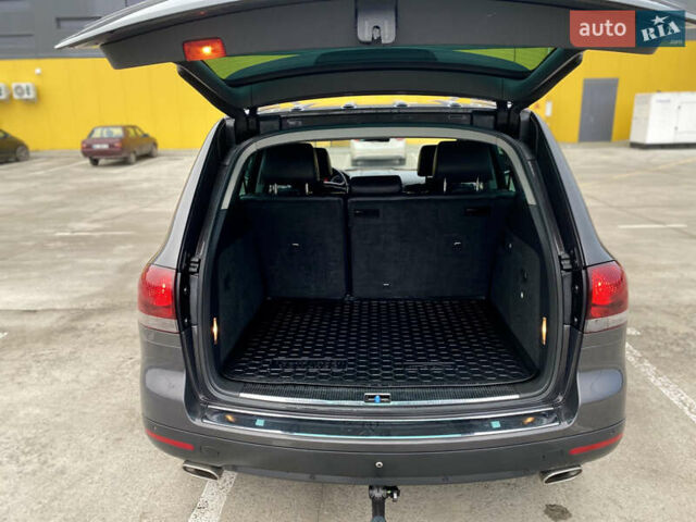 Сірий Фольксваген Туарег, об'ємом двигуна 3 л та пробігом 264 тис. км за 13200 $, фото 16 на Automoto.ua