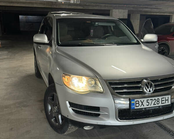 Серый Фольксваген Туарег, объемом двигателя 3.6 л и пробегом 214 тыс. км за 10300 $, фото 1 на Automoto.ua