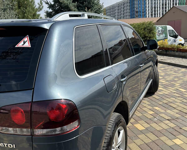 Серый Фольксваген Туарег, объемом двигателя 2.97 л и пробегом 240 тыс. км за 11500 $, фото 1 на Automoto.ua