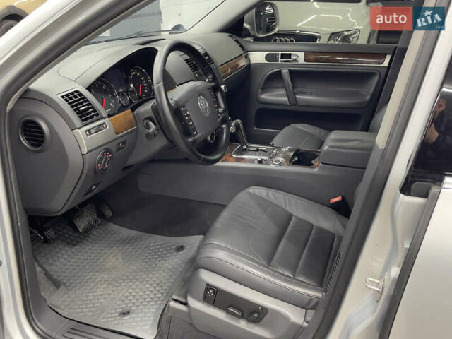 Сірий Фольксваген Туарег, об'ємом двигуна 3 л та пробігом 261 тис. км за 11500 $, фото 7 на Automoto.ua