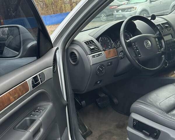 Серый Фольксваген Туарег, объемом двигателя 3.6 л и пробегом 295 тыс. км за 8800 $, фото 16 на Automoto.ua