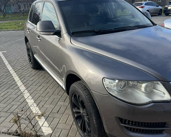 Сірий Фольксваген Туарег, об'ємом двигуна 2.97 л та пробігом 267 тис. км за 10000 $, фото 5 на Automoto.ua