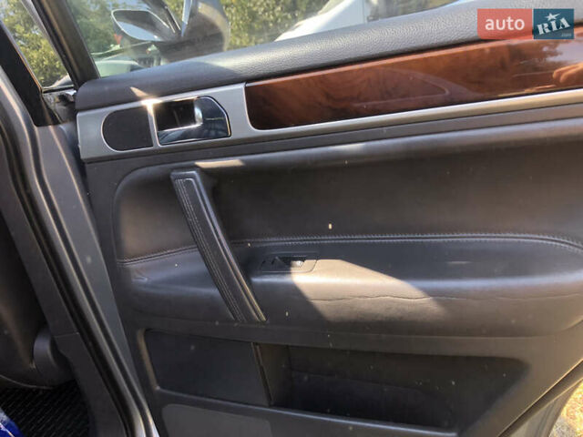 Серый Фольксваген Туарег, объемом двигателя 3.6 л и пробегом 290 тыс. км за 12000 $, фото 25 на Automoto.ua