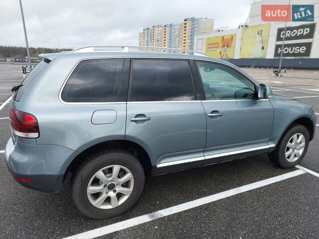 Серый Фольксваген Туарег, объемом двигателя 2.97 л и пробегом 245 тыс. км за 12000 $, фото 1 на Automoto.ua