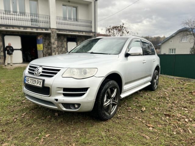 Серый Фольксваген Туарег, объемом двигателя 3 л и пробегом 335 тыс. км за 8500 $, фото 2 на Automoto.ua