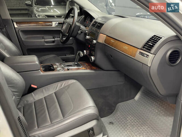 Сірий Фольксваген Туарег, об'ємом двигуна 3 л та пробігом 261 тис. км за 11500 $, фото 16 на Automoto.ua