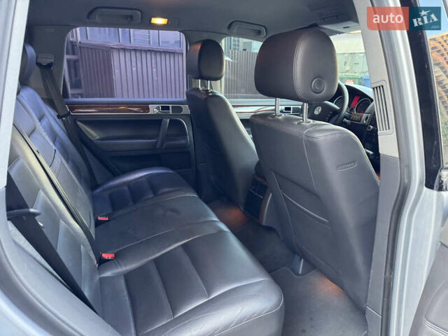 Сірий Фольксваген Туарег, об'ємом двигуна 3 л та пробігом 245 тис. км за 10900 $, фото 16 на Automoto.ua