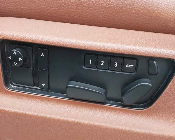 Серый Фольксваген Туарег, объемом двигателя 2.97 л и пробегом 245 тыс. км за 12000 $, фото 9 на Automoto.ua