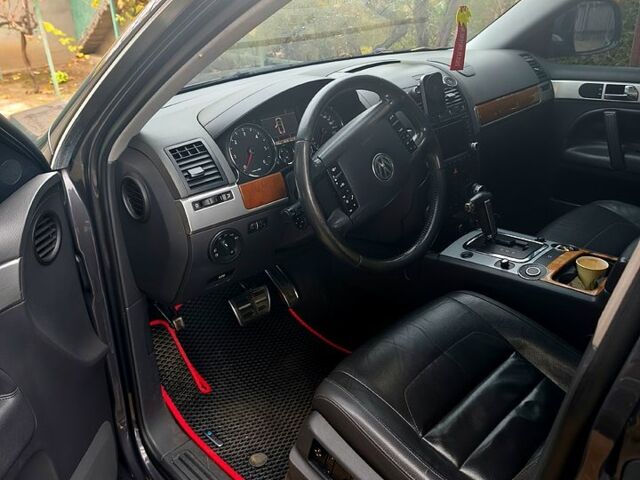 Серый Фольксваген Туарег, объемом двигателя 3 л и пробегом 320 тыс. км за 8000 $, фото 8 на Automoto.ua