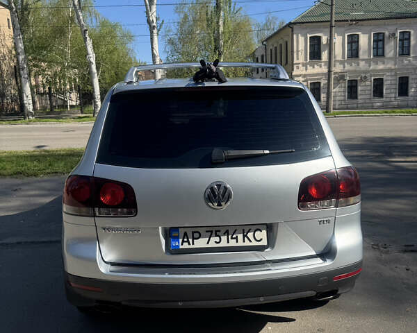 Сірий Фольксваген Туарег, об'ємом двигуна 2.46 л та пробігом 325 тис. км за 11300 $, фото 3 на Automoto.ua