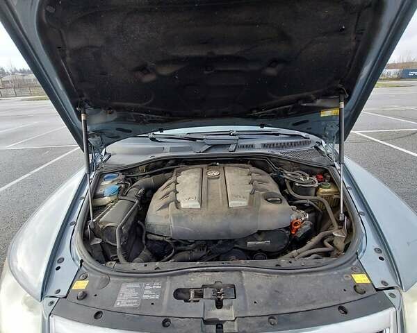 Серый Фольксваген Туарег, объемом двигателя 2.97 л и пробегом 245 тыс. км за 12000 $, фото 21 на Automoto.ua