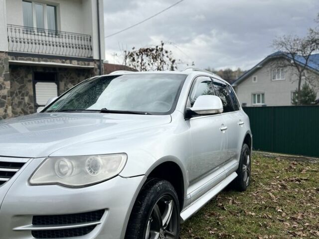 Серый Фольксваген Туарег, объемом двигателя 3 л и пробегом 335 тыс. км за 8500 $, фото 3 на Automoto.ua