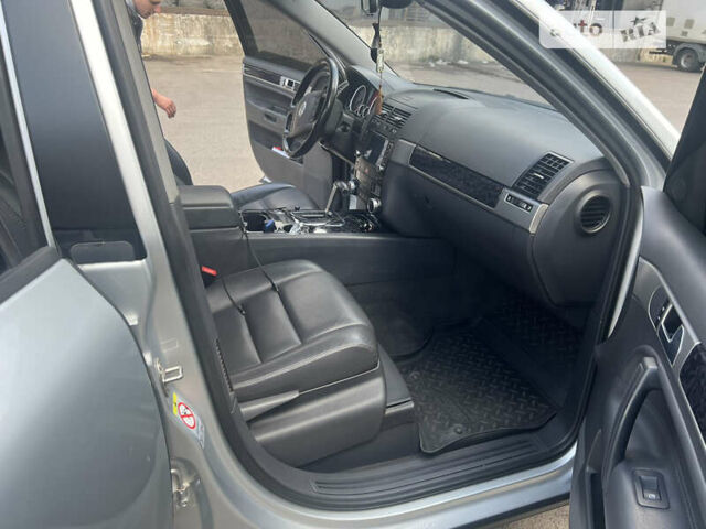 Серый Фольксваген Туарег, объемом двигателя 3 л и пробегом 230 тыс. км за 13500 $, фото 10 на Automoto.ua