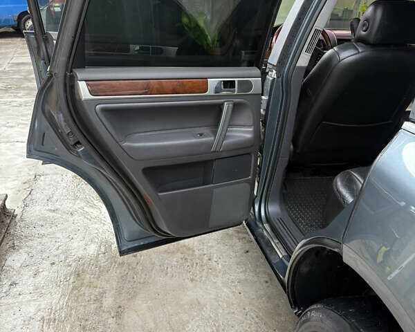 Сірий Фольксваген Туарег, об'ємом двигуна 2.97 л та пробігом 320 тис. км за 10000 $, фото 21 на Automoto.ua