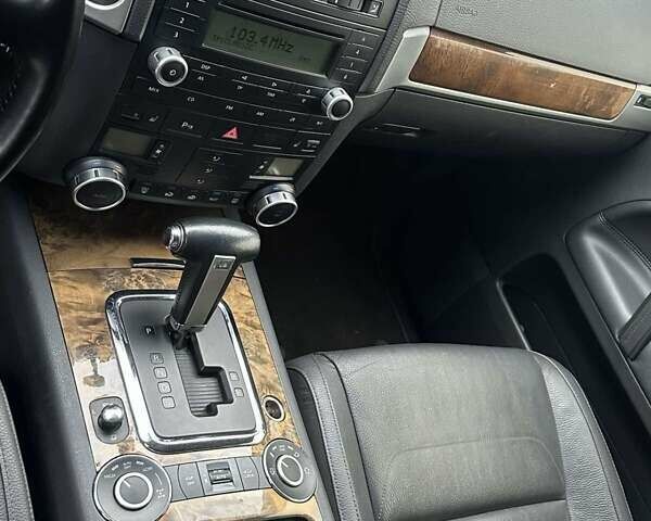 Серый Фольксваген Туарег, объемом двигателя 3.6 л и пробегом 295 тыс. км за 8800 $, фото 15 на Automoto.ua