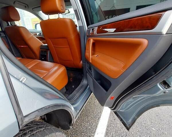 Серый Фольксваген Туарег, объемом двигателя 2.97 л и пробегом 245 тыс. км за 12000 $, фото 18 на Automoto.ua