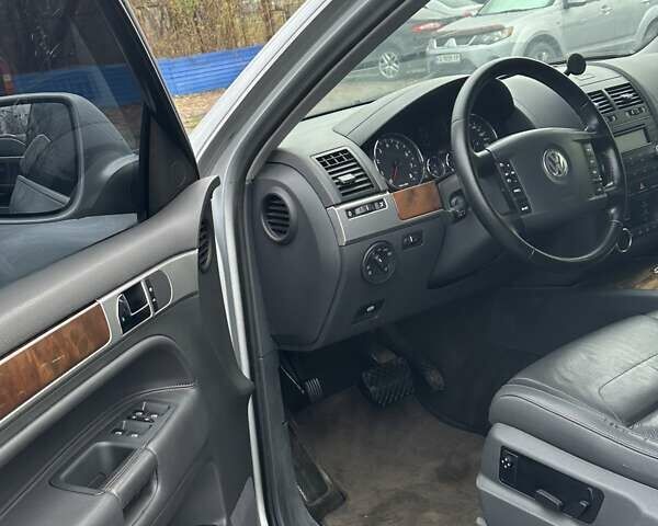 Серый Фольксваген Туарег, объемом двигателя 3.6 л и пробегом 295 тыс. км за 8800 $, фото 4 на Automoto.ua