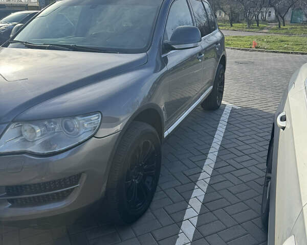 Сірий Фольксваген Туарег, об'ємом двигуна 2.97 л та пробігом 267 тис. км за 10000 $, фото 4 на Automoto.ua