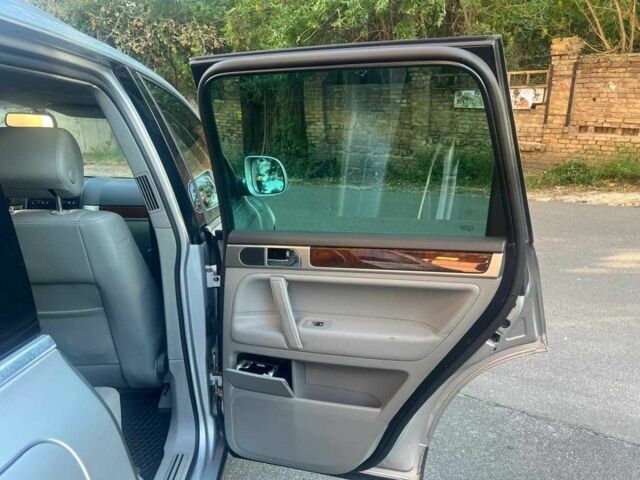 Серый Фольксваген Туарег, объемом двигателя 3 л и пробегом 355 тыс. км за 7808 $, фото 14 на Automoto.ua