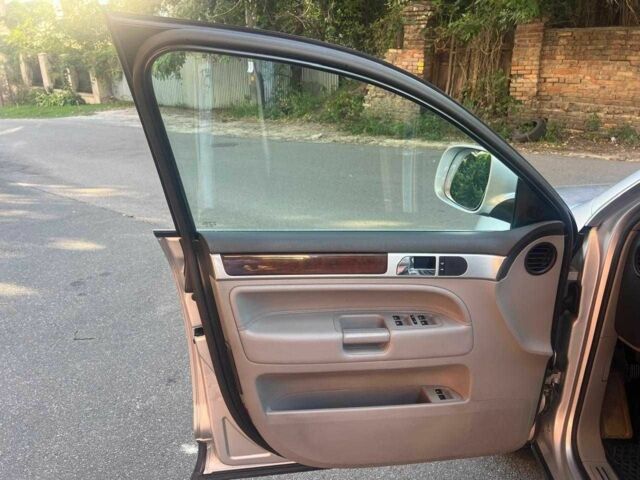 Серый Фольксваген Туарег, объемом двигателя 3 л и пробегом 355 тыс. км за 7808 $, фото 13 на Automoto.ua