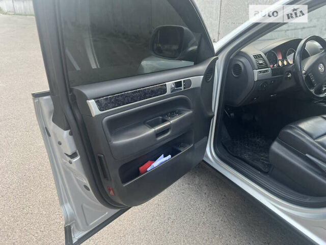 Серый Фольксваген Туарег, объемом двигателя 3 л и пробегом 230 тыс. км за 13500 $, фото 7 на Automoto.ua