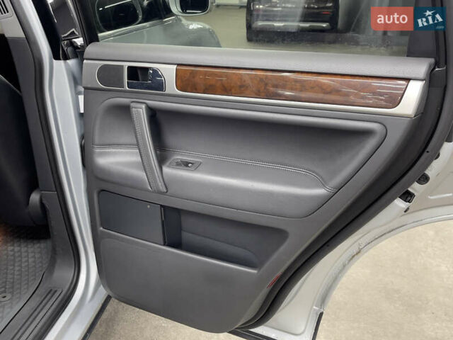 Сірий Фольксваген Туарег, об'ємом двигуна 3 л та пробігом 261 тис. км за 11500 $, фото 12 на Automoto.ua