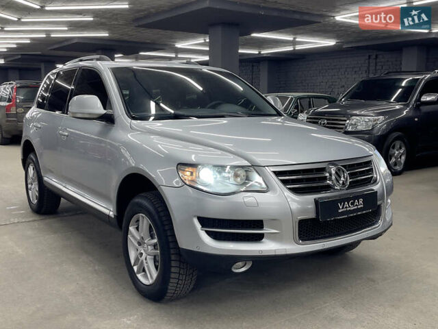 Сірий Фольксваген Туарег, об'ємом двигуна 3 л та пробігом 261 тис. км за 11500 $, фото 5 на Automoto.ua