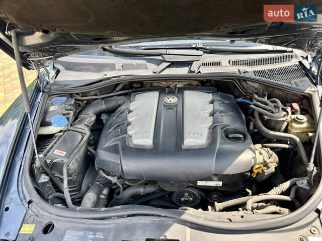 Серый Фольксваген Туарег, объемом двигателя 2.97 л и пробегом 240 тыс. км за 11500 $, фото 14 на Automoto.ua