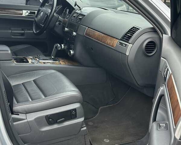 Серый Фольксваген Туарег, объемом двигателя 3.6 л и пробегом 295 тыс. км за 8800 $, фото 7 на Automoto.ua