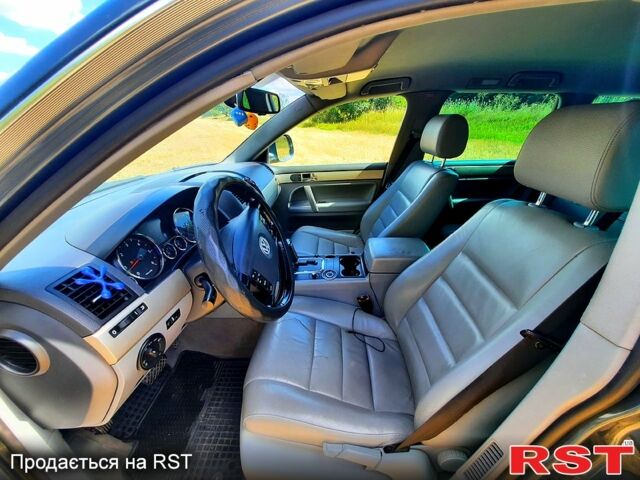 Сірий Фольксваген Туарег, об'ємом двигуна 3 л та пробігом 260 тис. км за 12000 $, фото 5 на Automoto.ua