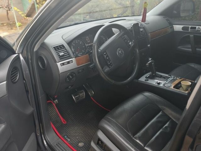 Сірий Фольксваген Туарег, об'ємом двигуна 3 л та пробігом 320 тис. км за 8000 $, фото 5 на Automoto.ua